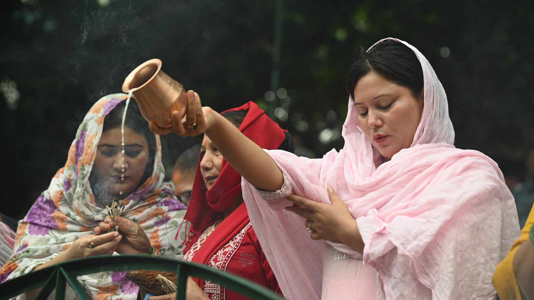 नागपाेखरीमा बिहानैदेखि भक्तजनकाे घुइँचाे (तस्वीरहरू)